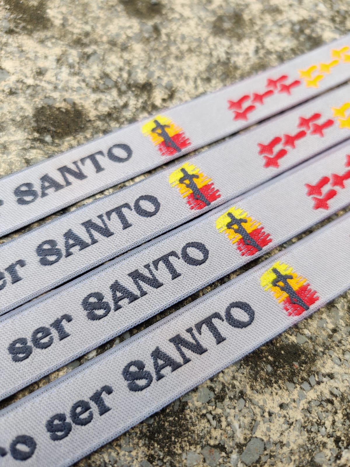 Pulseras bordadas blancas con texto personalizado